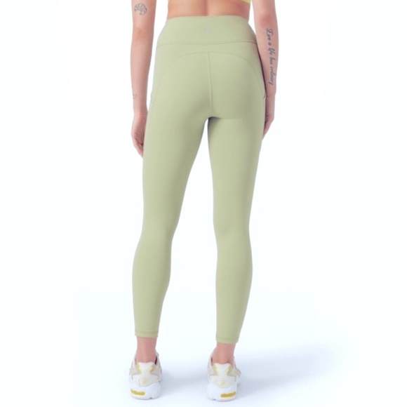 Lululemon - Vista Green - Size 4 - Picture 1 of 6